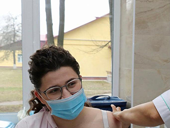 31 березня голова Чернігівської облдержадміністрації Анна Коваленко зробила щеплення від COVID-19 вакциною AstraZeneca (CoviShield).