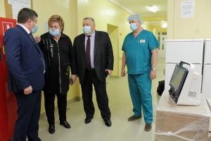 3 грудня КНП «Чернігівська обласна лікарня» отримала у подарунок апарат штучної вентиляції легенів «Mindray», який закладу передав колектив Укрексімбанку.
