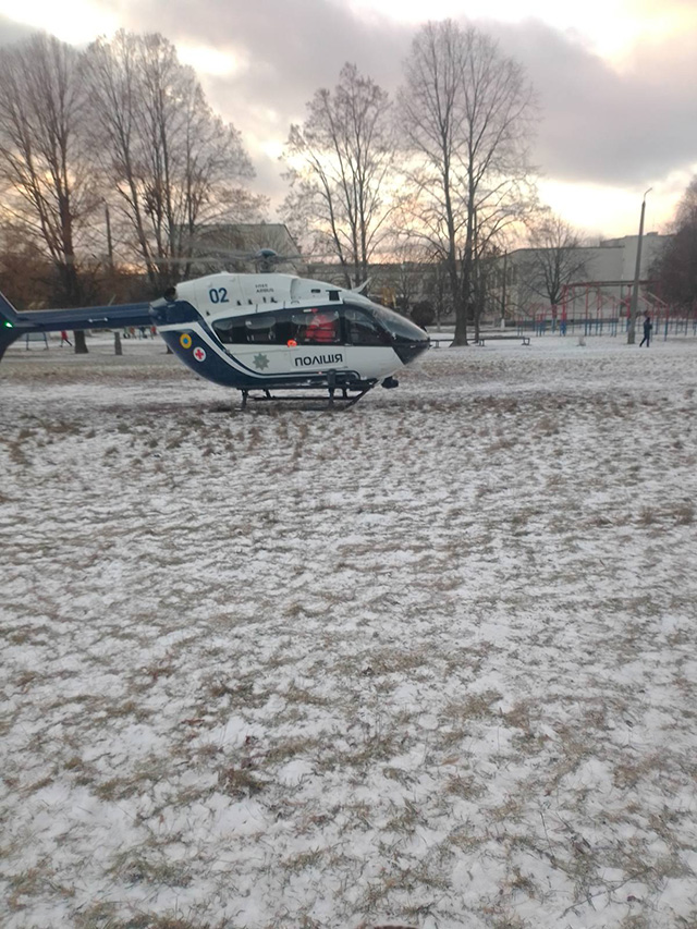Заради рятування життя: 21 грудня вперше у практиці чернігівських медиків ургентну пацієнтку доправлено до Києва за допомогою спец- гелікоптера.
