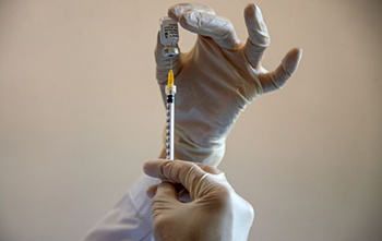 В Україні скоротили терміни отримання бустерної дози вакцини від коронавірусу.