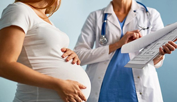 Для відкриття лікарняного дистанційно вагітним українкам за кордоном не потрібно перебувати на обліку в Україні