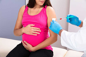 Вакцинація вагітних жінок проти COVID-19 є безпечною.