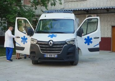 Автопарк Чернігівського медичного центру сучасної онкології поповнився новенькими машинами швидкої допомоги