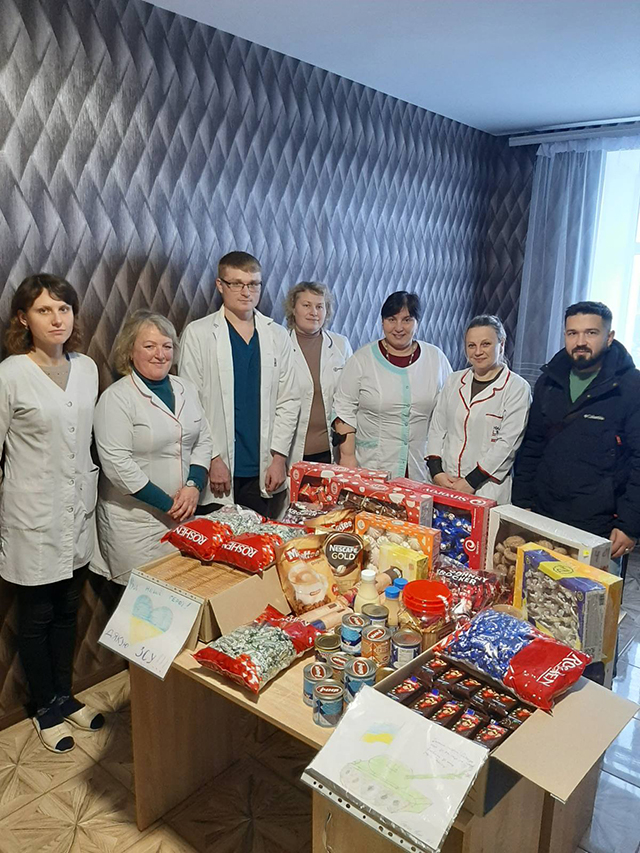 Медичні працівники Чернігівщини передали солодкі подарунки захисникам України.