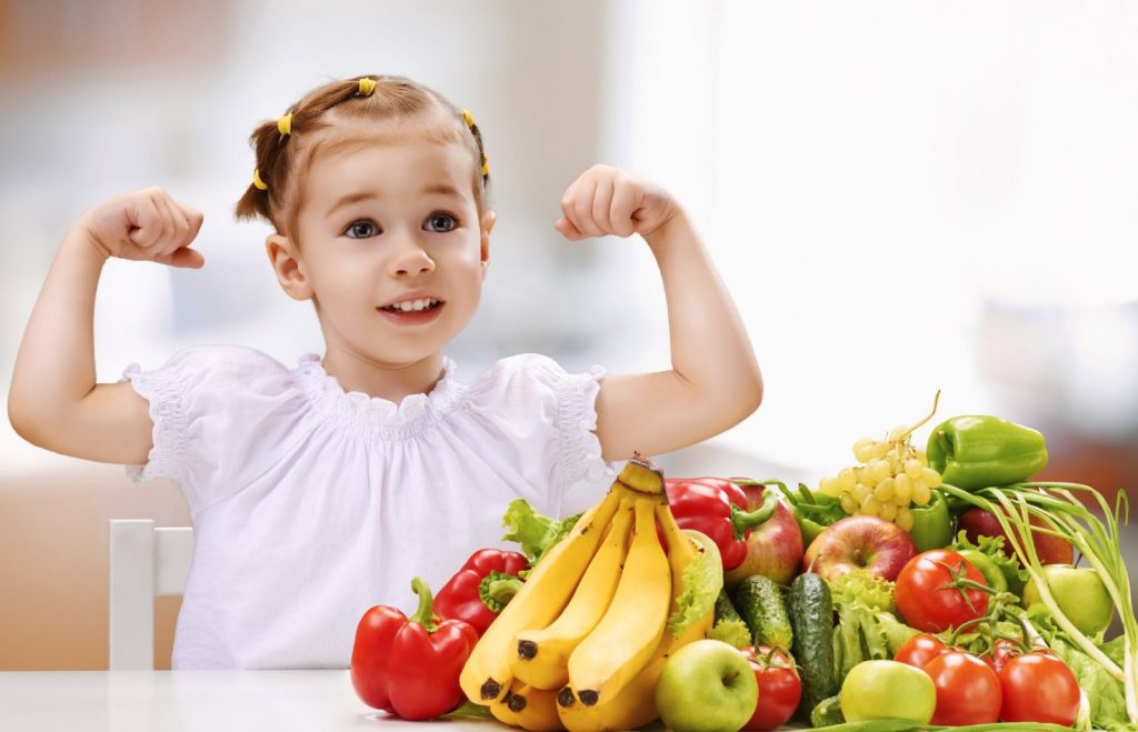 Як заохотити дитину до здорового харчування та які продукти повинні входити до щоденного раціону школярів