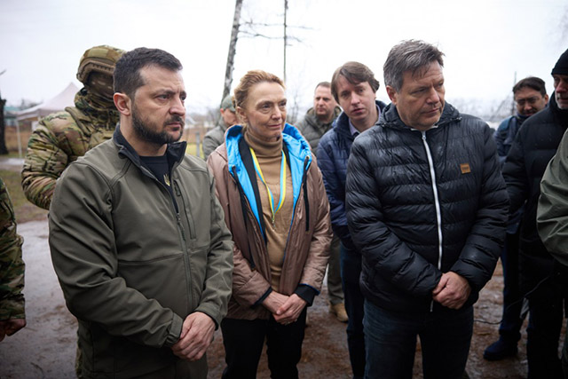 Президент України оглянув наслідки злочинів російських окупантів у селі Ягідному на Чернігівщині.