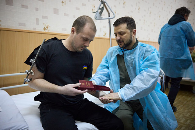 На Чернігівщині Глава держави відвідав у госпіталі поранених військових і вручив їм нагороди