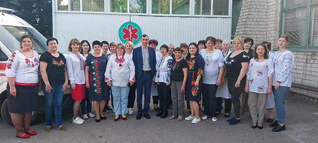 На День вишиванки медичні працівники Чернігівщини вбралися в одяг з традиційними українськими орнаментами.