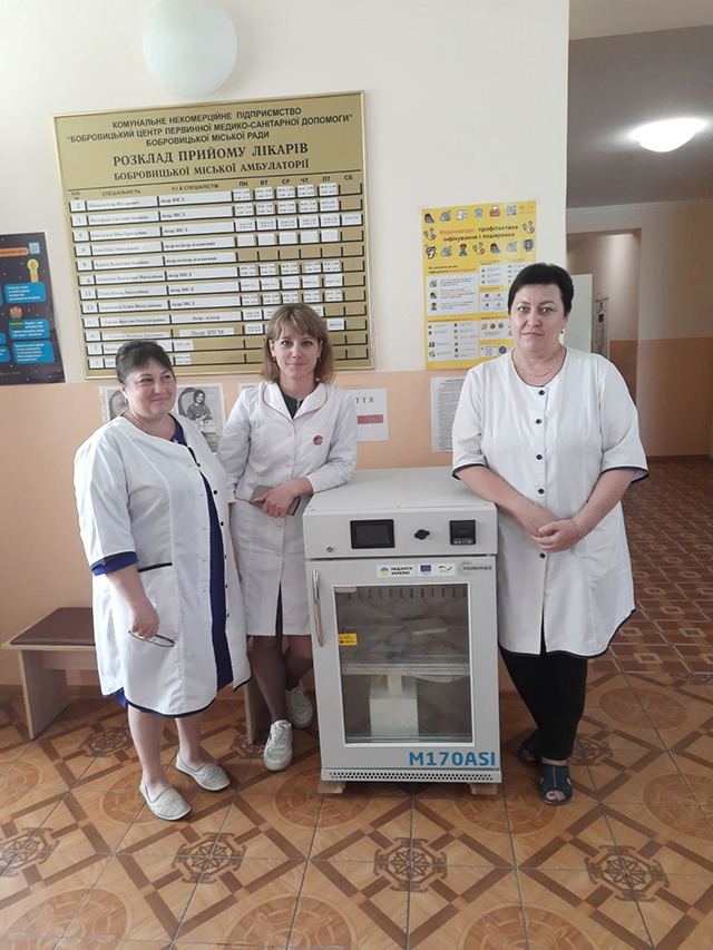 Бобровицький медичний заклад первинної ланки отримав холодильник для зберігання вакцин від благодійників.