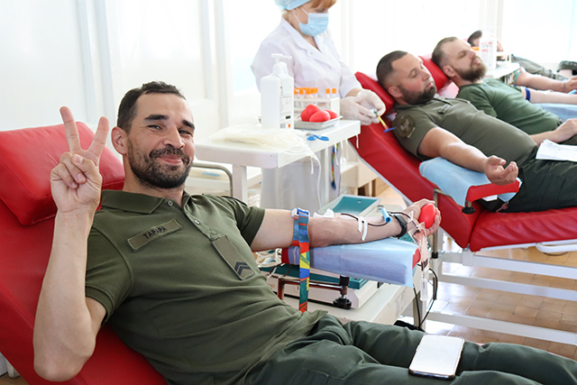 У Всесвітній день донора крові до Обласного центру крові завітало багато бажаючих поділитися своєю кров’ю.