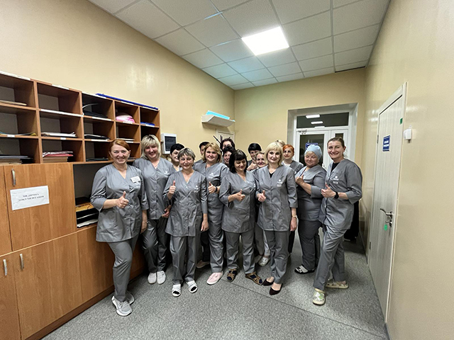 Чернігівські фахівці з фтизіатрії отримали комфортний медичний одяг для продовження роботи з виявлення та профілактики туберкульозу в області.