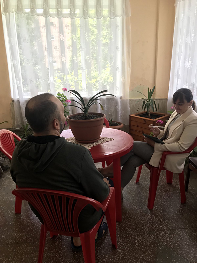 На базі Чернігівської обласної психоневрологічної лікарні військовий психолог проводить сеанси когнітивно-поведінкової терапії