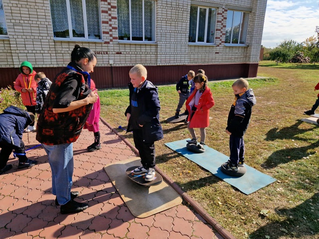 Медики та психологи Бобровицької громади надали комплексну медико-психологічну допомогу дітям Озерян.