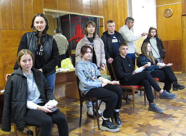 Бобровицькі медики навчали студентів надавати першу долікарську допомогу постраждалим.