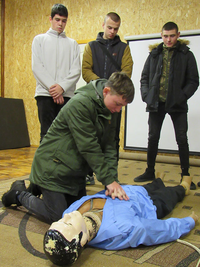 Бобровицькі медики навчали студентів надавати першу долікарську допомогу постраждалим.