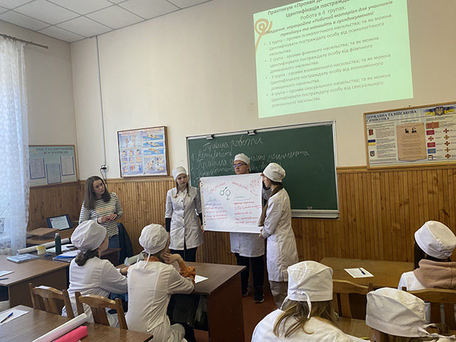 В рамках Всеукраїнської акції «16 днів проти насильства» в Ніжинському фаховому медичному коледжі пройшли тренінги «Порушуй тишу».