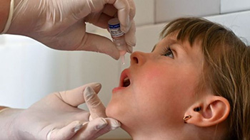 Безоплатні щеплення у 2024: укладено договір на закупівлю 1,1 млн доз оральної вакцини проти поліомієліту для імунопрофілактики дітей